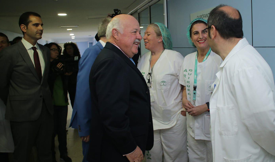 El consejero de Salud y Familias, Jesús Aguirre, durante su visita al hospital almeriense de Torrecárdenas.